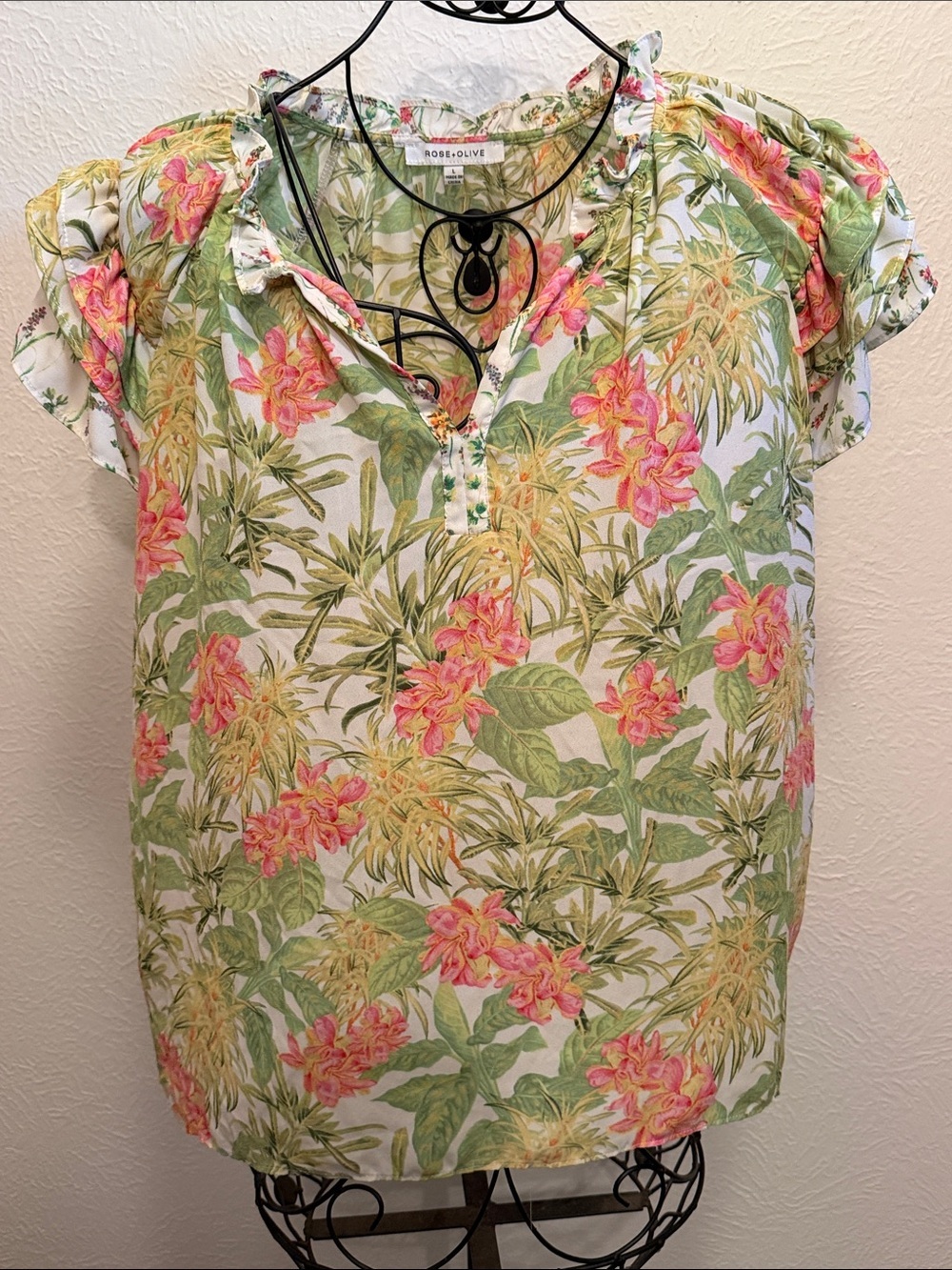 🌴🌴🌴3 for 12$🌴🌴🌴Rose & Olive White Floral Ruffle-Sleeve Top with Pink Blooms-L